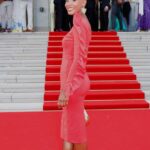 Sharon Battiste Instagram - LADY IN RED ❤️ Eigentlich war das Kleid für die Bachelorettereise geplant, doch dort kam es nie zum Einsatz 🌹 Dafür kam es jetzt beim Leipziger Opernball zum Einsatz 😍 Wie gefällt es euch? 💃🏾 PS: Würde fast sagen, es zählt aktuell zu meinen Lieblingskleidern aus meinem Kleiderschrank ❤️‍🔥 #roteskleid #opernball #leipzigram #redcarpetready