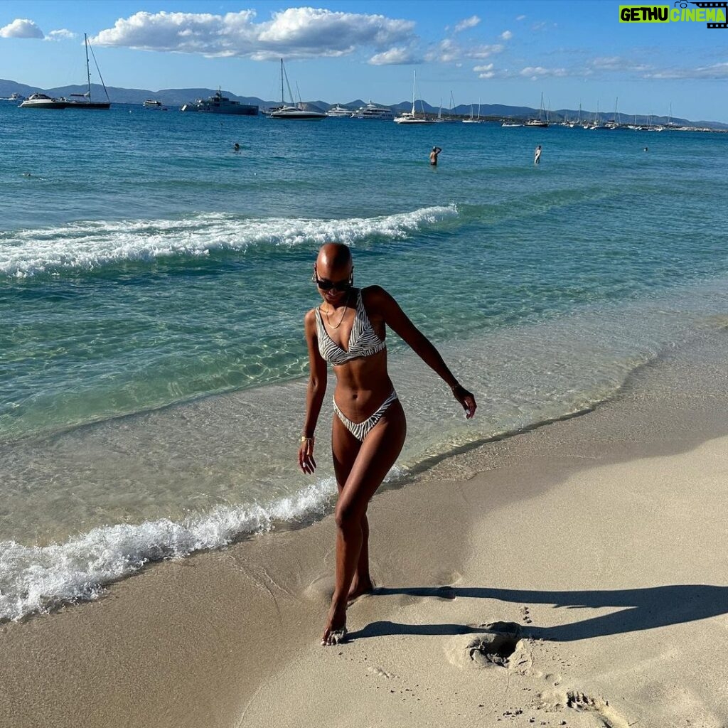 Sharon Battiste Instagram - Ganz große Formenteraliebe 🩵💦 Wart ihr schonmal dort ?? 🌊 #formenteralovers #beachformentera #beachgirls #bikinifashion