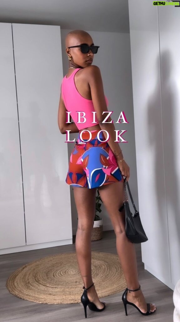 Sharon Battiste Instagram - Auf der Suche nach ein paar schönen Outfits für Ibiza … 🩷 #fashionstyles #ibizalooks #ibizatravel #glatze