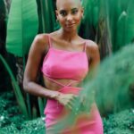 Sharon Battiste Instagram - F R E E D O M 💗 - Der ein oder andere hat mich „oben ohne“ bereits gesehen, nun aber mal ganz offiziell von mir ein Post diesbezüglich. Dieser Schritt war der wohlmöglich schwerste aber auch wichtigste Schritt meines Lebens. Knapp 15 Jahre habe ich täglich mit #alopeciaareata zu kämpfen gehabt und nun ist Schluss! NEW ME! Ich bin so happy damit 💗 Die Rasur war wirklich der Befreiungsschlag meines LEBENS 💫 Ich bekomme von euch täglich sooo viele Nachrichten zu diesem Thema und ich verspreche euch, ich werde euch nach und nach mehr mit in diesen, meinen neuen Alltag nehmen. DANKE, für euren Support 🥺🙏🏾🖤Ich bin SPRACHLOS 🖤 - #team #glatze #alopeciaareata #newme #happy #sharonbattiste 📸 FOTO RTL / René Lohse
