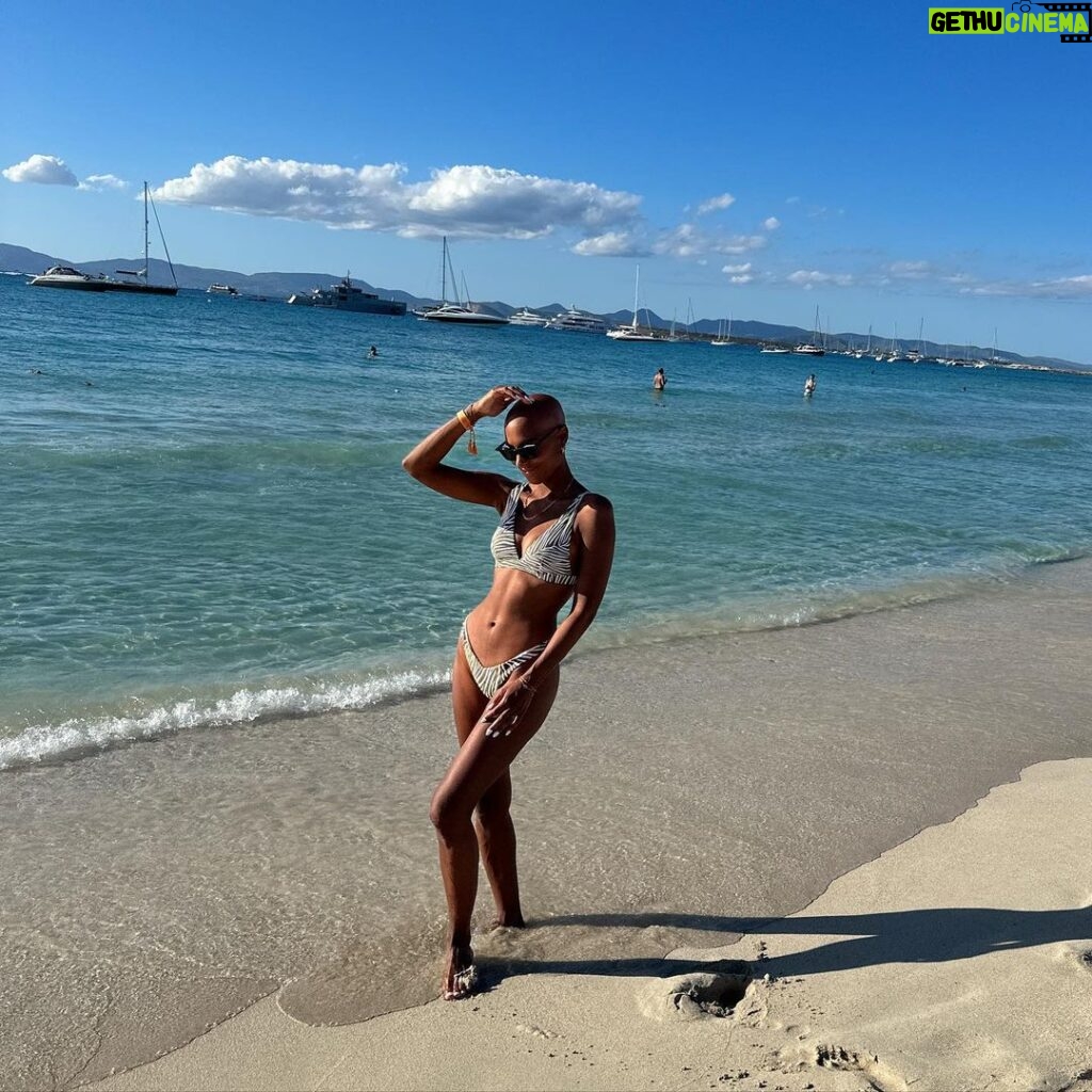 Sharon Battiste Instagram - Ganz große Formenteraliebe 🩵💦 Wart ihr schonmal dort ?? 🌊 #formenteralovers #beachformentera #beachgirls #bikinifashion