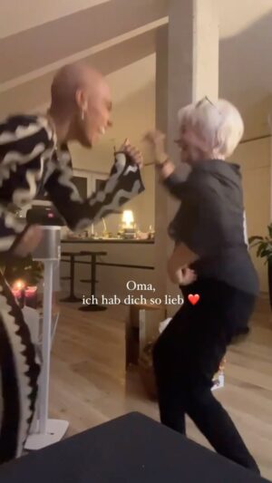 Sharon Battiste Instagram - Unbezahlbare Momente des Lebens ❤️👵🏼

#oma #tanzen #familie #weihnachten #liebe