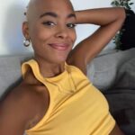 Sharon Battiste Instagram - F R E E D O M 💗 - Der ein oder andere hat mich „oben ohne“ bereits gesehen, nun aber mal ganz offiziell von mir ein Post diesbezüglich. Dieser Schritt war der wohlmöglich schwerste aber auch wichtigste Schritt meines Lebens. Knapp 15 Jahre habe ich täglich mit #alopeciaareata zu kämpfen gehabt und nun ist Schluss! NEW ME! Ich bin so happy damit 💗 Die Rasur war wirklich der Befreiungsschlag meines LEBENS 💫 Ich bekomme von euch täglich sooo viele Nachrichten zu diesem Thema und ich verspreche euch, ich werde euch nach und nach mehr mit in diesen, meinen neuen Alltag nehmen. DANKE, für euren Support 🥺🙏🏾🖤Ich bin SPRACHLOS 🖤 - #team #glatze #alopeciaareata #newme #happy #sharonbattiste 📸 FOTO RTL / René Lohse