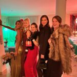 Sharon Battiste Instagram - MORD IN MONTE CARLO ♥️♠️♦️♣️ Danke, für so wundervolle Tage♥️ Danke, dass es euch gibt♥️ Ich liebe euch ♥️ #family #friendship #krimidinner #birthdaypartyfun #bondgirls #007jamesbond #goldendress