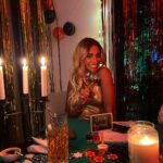 Sharon Battiste Instagram - MORD IN MONTE CARLO ♥️♠️♦️♣️ Danke, für so wundervolle Tage♥️ Danke, dass es euch gibt♥️ Ich liebe euch ♥️ #family #friendship #krimidinner #birthdaypartyfun #bondgirls #007jamesbond #goldendress