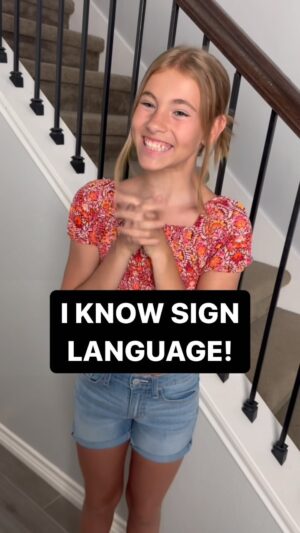 Shaylee Mansfield Instagram - 🚫 Hot Take Alert: Don’t say “I know sign language!” to Deaf people on the spot. 🙅‍♀️ Imagine you’re enjoying a meal, catching up with friends, or shopping. Suddenly, someone approaches and starts spelling out the entire alphabet or flaunting a few signs.

Instead, engage in genuine conversation! Ask about their interests, share your own, and connect on a personal level. It’s about showing that you’re genuinely interested in getting to know the person beyond their signing/hearing abilities.