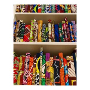 Shaznay Lewis Instagram - Yinka Shonibare’s ‘The British Library’ celebrates the diversity of the British population. Printed on some of the 6,328 books covered in beautiful fabric are the names of first or second generation immigrants to Britain, both celebrated and lesser- known, marking their significant contributions to British culture and history. On at the Tate Modern, I tried so hard to find my name, to the point of dizziness😄🤪..sadly I was unsuccessful! However I did find my dear Melanie Blatt’s name printed in gold, what a beautiful installation. It definitely made me think of my parents and their journey to Britain. Next time I’ll eat before I go and take a magnifying glass. 🤞🏾🖤