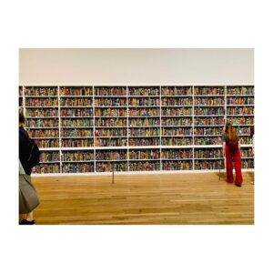 Shaznay Lewis Instagram - Yinka Shonibare’s ‘The British Library’ celebrates the diversity of the British population. Printed on some of the 6,328 books covered in beautiful fabric are the names of first or second generation immigrants to Britain, both celebrated and lesser- known, marking their significant contributions to British culture and history. On at the Tate Modern, I tried so hard to find my name, to the point of dizziness😄🤪..sadly I was unsuccessful! However I did find my dear Melanie Blatt’s name printed in gold, what a beautiful installation. It definitely made me think of my parents and their journey to Britain. Next time I’ll eat before I go and take a magnifying glass. 🤞🏾🖤