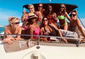 Shaznay Lewis Instagram - All my favorite women in the same place at the same time! So hard for us all to organise due to work and family life but when it happens it’s magic. Friendships spanning over 30 years..I love them so much. I’m truly thankful for each and every one of them 🙏🏾♥️🥰🙌🏾