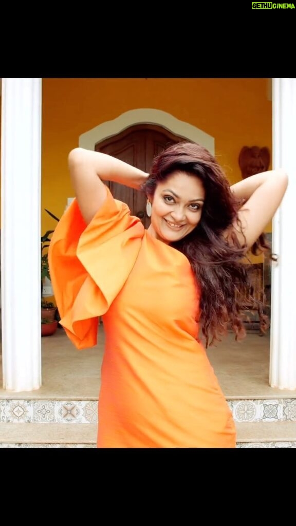 Sheena Chohan Instagram - Wait.. What?!🧡🧡🧡🧡 When life gives you oranges, make orangeade.😃 . . . Video shot and edited by @photopundit_creatives and @photo_pundit2 🎬 Designer outfit by @synegoa . . . . . #reels #merrychristmas #orange #vibrant #fun #sheenachohan #actress #joy #love #actorslife #reelsinstagram #instagood #instafashion #instamood Mumbai, Maharashtra