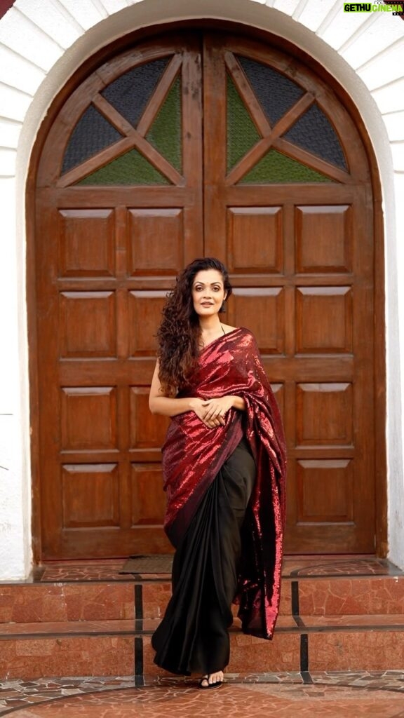 Sheena Chohan Instagram - If you find a closed door 🚪… open it!! . . . Video and edit by @ash_photography_official Saree by : @swtantraofficial Makeup : @goa_makeup_artist_farz . . . . #sheenachohan #saree #reels #positivevibes #actress #reelsinstagram #reelitfeelit #instagood #inspiration Goa India