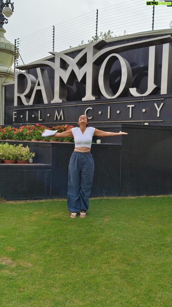 Sheena Chohan Instagram - Happiness in Hyderabad 😀! #khushi I’m so excited to be in Hyderabad @ramojifilmcity shooting my first Telugu film with an amazing team! Looking forward to give my best! Ramoji Film City Hydrabad