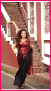 Sheena Chohan Instagram - Elegance woven in tradition, the saree embodies grace with every drape. 🎀 Wearing a saree takes me back to the days when I'd see my mother get ready for her day. In her most beautiful saree, looking absolutely serene, Followed by the bangles, bindi and her favourite perfume to begin her day. Somewhere between using her saree drape to hold and walk, to ask her to drape my first, I grew up. Being inspired by the first lady who brought the innocence of tradition to life, for me. . . Video by: @ash_photography_official l      Saree by: @swtantraofficial l       Makeup: @goa_makeup_artist_farz . . #TraditionalOutfits #RedSareeLove #Nostalgia #GoldenEraFeels #EmbracingMyRoots #ProudToBeIndian #CulturalHeritage #SareeSwag #EleganceAndGrace #PieceOfArt #FeelingLikeARoyalty #sheenachohan Goa India