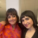 Shima Niavarani Instagram - Ullevi vad händeeee. För 20 år sen möttes vi, två rätt ensamma personer, på Stockholms gator under perioden då vi skulle göra våra första publika framträdanden och ljög för varandra om att vi skulle på bio eller fika med vänner. Det visade sig att vi gjorde allt sånt själva, så vi började göra det ihop. Den historien berättade Laleh igår innan jag fick gästa henne på Live Tomorrow. Tack @laleh för jag fick äran på din helt magiska konsert, det var så vackert och otroligt! 💝🫶🏼