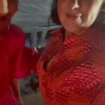 Shima Niavarani Instagram - Ullevi vad händeeee. För 20 år sen möttes vi, två rätt ensamma personer, på Stockholms gator under perioden då vi skulle göra våra första publika framträdanden och ljög för varandra om att vi skulle på bio eller fika med vänner. Det visade sig att vi gjorde allt sånt själva, så vi började göra det ihop. Den historien berättade Laleh igår innan jag fick gästa henne på Live Tomorrow. Tack @laleh för jag fick äran på din helt magiska konsert, det var så vackert och otroligt! 💝🫶🏼
