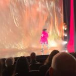 Shima Niavarani Instagram - Det händer inte så ofta, men kanske en gång i livet. Kanske en gång i ett yrkesliv på scen. Det som hände nu på extrainsatta showen på Rival, när alla reste sig upp mitt under showen och gav stående ovationer med tårar i ögonen, alla skrattanfall innan till trots. Jag satt på golvet och kunde för första gången ta in allt: att jag bett min pappa skriva en låttext till min show och hans händer skakade och han är lite inåt, men han skrev ändå. Jag ville ge röst till den generationen som inte har sitt sanna språk att formulera sig med, dom som blir siffror och statistik. En existentiell röst för dom som en gång förlorat. Och jag hann för en stund smälta alla nätter och tidiga morgnar, och hur den här showen rullat i mitt huvud när jag skrivit och regisserat, alla mina kollegors och mitt teams envisa och passionerade arbete, dom gav aldrig upp, satt uppe på nätterna med mig och utmanade sig själva, mig och varandra. Så ja, jag bröt ihop lite och tog en sekunds gråt. Det var ni i publiken som åstadkom det. Det var så jäkla vackert hur vi bara tog en minut och typ jubelgrät och sen samlade ihop oss. Jag brukar inte direkt gråta haha jag är sån tönt. Så. Tack för det. Jag är på turné runt land och rike. Och det betyder så väldigt väldigt mycket att den här showen inte handlar om mig, utan er, er plats i världen, den tiden vi lever i, vad vi dealar med och era känslor och upplevelser i salongen. Jag har inga ord, förutom dom ovan som jag borde formulerat bättre och kanske mindre melodramatiskt. Men ni känner ju mig, så obviously är det så jag kommer skriva. Jag kan bara säga: TACK. Swipe:a för massa klipp och bilder!