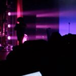 Shima Niavarani Instagram - Shima is a Punk Rocker. Jag kan inte fatta att det är jag som skrivit och regisserar den här showen och står själv på scen. Jag kan inte fatta det pga omfattningen. På fredag är det premiär. Dom här repetitionerna är dom tuffaste och mest krävande jag upplevt i mitt liv. Men jag har ett både konstnärligt och tekniskt team som är så briljanta, älskvärda och envisa, arbetsmoral deluxe. Att jag ens får jobba med er, skapa med er, träffa er varje dag i stort sett dygnet runt nonstop och alla bara levererar, filar, putsar, förbättrar, tar modiga beslut, lägger ner själ, hjärta och expertis. Att showen får se ut såhär, att ni är med på mina sinnessjuka idéer, att ni utmanar mig med era egna idéer och gör storverk. Tack för det. 💝 @greenwalldesigns @liljard @fstormby @swedishlighting @noemirombozetterlund Foto: @oliviaramviken /GreenWallDesigns