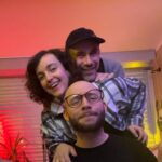 Shima Niavarani Instagram - Det är tre veckor till premiär och inga har ärligt talat kämpat som vi med att få klart alla tracks, minsta detalj, ton, komposition, produktion. Vi höll tappert igång från igår eftermiddag till kl 06 imorse och sen var det bara upp och kötta på till kl 22 ikväll. Tre hyperperfektionister i ett rum som klämmer och klämmer ut det sista vi har. Tack @karlfrid och @ludvigklint för ni är så skarpa, uthålliga, empatiska, hyperbegåvade, musikaliska, omtänksamma och för att vi skrattar nonstop - jag vet inget bättre sätt att förstöra en sångtagning på. Ni är 🎖️🤌🏼😻💝🫶🏼 #Shimaisapunkrocker