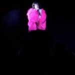 Shima Niavarani Instagram - Det händer inte så ofta, men kanske en gång i livet. Kanske en gång i ett yrkesliv på scen. Det som hände nu på extrainsatta showen på Rival, när alla reste sig upp mitt under showen och gav stående ovationer med tårar i ögonen, alla skrattanfall innan till trots. Jag satt på golvet och kunde för första gången ta in allt: att jag bett min pappa skriva en låttext till min show och hans händer skakade och han är lite inåt, men han skrev ändå. Jag ville ge röst till den generationen som inte har sitt sanna språk att formulera sig med, dom som blir siffror och statistik. En existentiell röst för dom som en gång förlorat. Och jag hann för en stund smälta alla nätter och tidiga morgnar, och hur den här showen rullat i mitt huvud när jag skrivit och regisserat, alla mina kollegors och mitt teams envisa och passionerade arbete, dom gav aldrig upp, satt uppe på nätterna med mig och utmanade sig själva, mig och varandra. Så ja, jag bröt ihop lite och tog en sekunds gråt. Det var ni i publiken som åstadkom det. Det var så jäkla vackert hur vi bara tog en minut och typ jubelgrät och sen samlade ihop oss. Jag brukar inte direkt gråta haha jag är sån tönt. Så. Tack för det. Jag är på turné runt land och rike. Och det betyder så väldigt väldigt mycket att den här showen inte handlar om mig, utan er, er plats i världen, den tiden vi lever i, vad vi dealar med och era känslor och upplevelser i salongen. Jag har inga ord, förutom dom ovan som jag borde formulerat bättre och kanske mindre melodramatiskt. Men ni känner ju mig, så obviously är det så jag kommer skriva. Jag kan bara säga: TACK. Swipe:a för massa klipp och bilder!