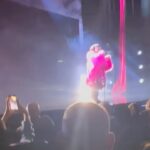 Shima Niavarani Instagram - Det händer inte så ofta, men kanske en gång i livet. Kanske en gång i ett yrkesliv på scen. Det som hände nu på extrainsatta showen på Rival, när alla reste sig upp mitt under showen och gav stående ovationer med tårar i ögonen, alla skrattanfall innan till trots. Jag satt på golvet och kunde för första gången ta in allt: att jag bett min pappa skriva en låttext till min show och hans händer skakade och han är lite inåt, men han skrev ändå. Jag ville ge röst till den generationen som inte har sitt sanna språk att formulera sig med, dom som blir siffror och statistik. En existentiell röst för dom som en gång förlorat. Och jag hann för en stund smälta alla nätter och tidiga morgnar, och hur den här showen rullat i mitt huvud när jag skrivit och regisserat, alla mina kollegors och mitt teams envisa och passionerade arbete, dom gav aldrig upp, satt uppe på nätterna med mig och utmanade sig själva, mig och varandra. Så ja, jag bröt ihop lite och tog en sekunds gråt. Det var ni i publiken som åstadkom det. Det var så jäkla vackert hur vi bara tog en minut och typ jubelgrät och sen samlade ihop oss. Jag brukar inte direkt gråta haha jag är sån tönt. Så. Tack för det. Jag är på turné runt land och rike. Och det betyder så väldigt väldigt mycket att den här showen inte handlar om mig, utan er, er plats i världen, den tiden vi lever i, vad vi dealar med och era känslor och upplevelser i salongen. Jag har inga ord, förutom dom ovan som jag borde formulerat bättre och kanske mindre melodramatiskt. Men ni känner ju mig, så obviously är det så jag kommer skriva. Jag kan bara säga: TACK. Swipe:a för massa klipp och bilder!