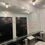 Shima Niavarani Instagram - Det händer inte så ofta, men kanske en gång i livet. Kanske en gång i ett yrkesliv på scen. Det som hände nu på extrainsatta showen på Rival, när alla reste sig upp mitt under showen och gav stående ovationer med tårar i ögonen, alla skrattanfall innan till trots. Jag satt på golvet och kunde för första gången ta in allt: att jag bett min pappa skriva en låttext till min show och hans händer skakade och han är lite inåt, men han skrev ändå. Jag ville ge röst till den generationen som inte har sitt sanna språk att formulera sig med, dom som blir siffror och statistik. En existentiell röst för dom som en gång förlorat. Och jag hann för en stund smälta alla nätter och tidiga morgnar, och hur den här showen rullat i mitt huvud när jag skrivit och regisserat, alla mina kollegors och mitt teams envisa och passionerade arbete, dom gav aldrig upp, satt uppe på nätterna med mig och utmanade sig själva, mig och varandra. Så ja, jag bröt ihop lite och tog en sekunds gråt. Det var ni i publiken som åstadkom det. Det var så jäkla vackert hur vi bara tog en minut och typ jubelgrät och sen samlade ihop oss. Jag brukar inte direkt gråta haha jag är sån tönt. Så. Tack för det. Jag är på turné runt land och rike. Och det betyder så väldigt väldigt mycket att den här showen inte handlar om mig, utan er, er plats i världen, den tiden vi lever i, vad vi dealar med och era känslor och upplevelser i salongen. Jag har inga ord, förutom dom ovan som jag borde formulerat bättre och kanske mindre melodramatiskt. Men ni känner ju mig, så obviously är det så jag kommer skriva. Jag kan bara säga: TACK. Swipe:a för massa klipp och bilder!