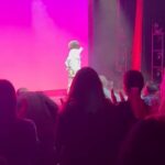 Shima Niavarani Instagram - Det händer inte så ofta, men kanske en gång i livet. Kanske en gång i ett yrkesliv på scen. Det som hände nu på extrainsatta showen på Rival, när alla reste sig upp mitt under showen och gav stående ovationer med tårar i ögonen, alla skrattanfall innan till trots. Jag satt på golvet och kunde för första gången ta in allt: att jag bett min pappa skriva en låttext till min show och hans händer skakade och han är lite inåt, men han skrev ändå. Jag ville ge röst till den generationen som inte har sitt sanna språk att formulera sig med, dom som blir siffror och statistik. En existentiell röst för dom som en gång förlorat. Och jag hann för en stund smälta alla nätter och tidiga morgnar, och hur den här showen rullat i mitt huvud när jag skrivit och regisserat, alla mina kollegors och mitt teams envisa och passionerade arbete, dom gav aldrig upp, satt uppe på nätterna med mig och utmanade sig själva, mig och varandra. Så ja, jag bröt ihop lite och tog en sekunds gråt. Det var ni i publiken som åstadkom det. Det var så jäkla vackert hur vi bara tog en minut och typ jubelgrät och sen samlade ihop oss. Jag brukar inte direkt gråta haha jag är sån tönt. Så. Tack för det. Jag är på turné runt land och rike. Och det betyder så väldigt väldigt mycket att den här showen inte handlar om mig, utan er, er plats i världen, den tiden vi lever i, vad vi dealar med och era känslor och upplevelser i salongen. Jag har inga ord, förutom dom ovan som jag borde formulerat bättre och kanske mindre melodramatiskt. Men ni känner ju mig, så obviously är det så jag kommer skriva. Jag kan bara säga: TACK. Swipe:a för massa klipp och bilder!