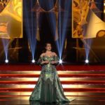Shima Niavarani Instagram - Dom 3 episka looksen, storyn bakom: 🍿popcornklänning för att hylla biotittandet, 🤵🏻‍♀️dekonstruerad smoking för att hylla Ingvar och tidigare generationer 🪲den gröna klänningen som ritades utifrån själva Guldbaggestatyetten. Design & styling: @crapdiem @emeliejanrell ♥️
