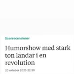 Shima Niavarani Instagram - Att en stad lämnas helt ”sönderunderhållet” är tamejfan den finaste formulering jag har läst 😭 TACK Ystad och Jönköping, vem hade kunnat tro att ni skulle lyfta taket, få det att flyga och ta sig en tur till rymden och tillbaka tillsammans med Jeff Besos?! VEM. Jag visste inte ens att jag hade en publik innan jag började skapa den här showen och så fyller ni salongerna kväll efter kväll och är liksom sådär otroliga med öppet bröstkorg, och liksom nonstop närvaro, ni skapar fyrverkerier. Tack för att jag får göra det här. Tack räcker inte. Ikväll är det Uddevalla, imorrn Linköping. Sen grande finalen på Cirkus. Jag och mitt tekniska team på 10 otroliga personer har vaknat upp i en ny stad varje dag dom senaste 5 veckorna, vi har tagit oss land och rike runt och levt tätt inpå varann i turnébussen, och hela tiden med ambitionen att showen ska få möta sin publik och att det ska toppas varje kväll. Teamet är värt guld och diamanter som inte uppfunnits än. Vi ger vår sista droppe till er nu, vi ger allt. Tack för ni är med on the punk rocker ride. Ps. Ja, jag är känslosam och melodramatisk just nu, men låt en kvinna utan vilodagar få leva ut lite 💝🥹