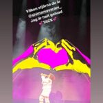 Shima Niavarani Instagram - Att en stad lämnas helt ”sönderunderhållet” är tamejfan den finaste formulering jag har läst 😭 TACK Ystad och Jönköping, vem hade kunnat tro att ni skulle lyfta taket, få det att flyga och ta sig en tur till rymden och tillbaka tillsammans med Jeff Besos?! VEM. Jag visste inte ens att jag hade en publik innan jag började skapa den här showen och så fyller ni salongerna kväll efter kväll och är liksom sådär otroliga med öppet bröstkorg, och liksom nonstop närvaro, ni skapar fyrverkerier. Tack för att jag får göra det här. Tack räcker inte. Ikväll är det Uddevalla, imorrn Linköping. Sen grande finalen på Cirkus. Jag och mitt tekniska team på 10 otroliga personer har vaknat upp i en ny stad varje dag dom senaste 5 veckorna, vi har tagit oss land och rike runt och levt tätt inpå varann i turnébussen, och hela tiden med ambitionen att showen ska få möta sin publik och att det ska toppas varje kväll. Teamet är värt guld och diamanter som inte uppfunnits än. Vi ger vår sista droppe till er nu, vi ger allt. Tack för ni är med on the punk rocker ride. Ps. Ja, jag är känslosam och melodramatisk just nu, men låt en kvinna utan vilodagar få leva ut lite 💝🥹