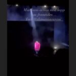 Shima Niavarani Instagram - Att en stad lämnas helt ”sönderunderhållet” är tamejfan den finaste formulering jag har läst 😭 TACK Ystad och Jönköping, vem hade kunnat tro att ni skulle lyfta taket, få det att flyga och ta sig en tur till rymden och tillbaka tillsammans med Jeff Besos?! VEM. Jag visste inte ens att jag hade en publik innan jag började skapa den här showen och så fyller ni salongerna kväll efter kväll och är liksom sådär otroliga med öppet bröstkorg, och liksom nonstop närvaro, ni skapar fyrverkerier. Tack för att jag får göra det här. Tack räcker inte. Ikväll är det Uddevalla, imorrn Linköping. Sen grande finalen på Cirkus. Jag och mitt tekniska team på 10 otroliga personer har vaknat upp i en ny stad varje dag dom senaste 5 veckorna, vi har tagit oss land och rike runt och levt tätt inpå varann i turnébussen, och hela tiden med ambitionen att showen ska få möta sin publik och att det ska toppas varje kväll. Teamet är värt guld och diamanter som inte uppfunnits än. Vi ger vår sista droppe till er nu, vi ger allt. Tack för ni är med on the punk rocker ride. Ps. Ja, jag är känslosam och melodramatisk just nu, men låt en kvinna utan vilodagar få leva ut lite 💝🥹