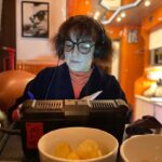Shima Niavarani Instagram - SNOW WHITE AND THE SEVEN COCKBLOCKERS. On a tour bus near you. Det är alltså mitt tekniska team man måste passera för att komma till mitt rum i turnébussen, Dolly Partons gamla svit. Swipe för å se vad jag egentligen brukar göra efter show vanligtvis när man ska knäcka en öl och ta det chill (facit: kollar igenom dokumentation från showen och skriver regi-notes efter varje show och sen går och lägger mig, typiskt mig). LUND vi är här!!!! Vi ses ikväll!💝🛼