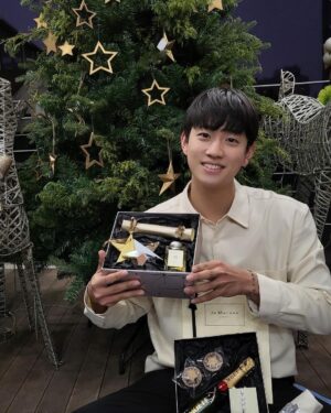 Shin Hyeon-seung Instagram - #선물
⠀
우와아앙!!!!제가 좋아하는 #조말론런던에서 예쁜 향수를 #미리크리스마스 선물로 보내주셨습니당🎁🎁
올 겨울엔 #JoMaloneLondon 향수와 향기로운 추억 많이 만들어볼께요🎄🎄🎄
#감사합니다 @jomalonelondon
⠀
#starlitmandarinhoney #나만의향기 #나만의향수 #thankyou