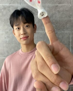 Shin Hyeon-seung Instagram - 다들 재밌게 보셨나요오오🤔#navernow #빅톤 #이불킥