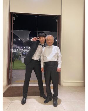 Shin Hyeon-seung Instagram - 선생님과 촬영 하게 되어 영광이었습니다.🥰🥰
많은 걸 배우고 느낄 수 있었던 값진 시간이었습니다.
만약 또다시 선생님과 작업할 수 있는 기회가 생긴다면
더욱 성장하는 배우가 되어 멋진 모습으로 인사드리도록 하겠습니다.💪💪
⠀
더불어 남은 12화도 끝까지 시청과 스트리밍 잘 부탁드리겠습니다.💕
#tvn #연예인매니저로살아남기 #막방까지본방사수
