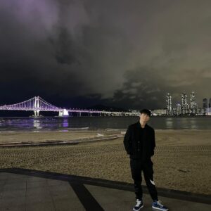 Shin Hyeon-seung Instagram - 시작과 끝과 시작
연예인 매니저로 살아남기!
거기서 만나요☺️