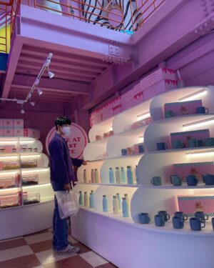 Shin Hyeon-seung Instagram - 예쁜 도넛 들고 신난 재현이🍩
(너 그러고 있을때 아니야...)
⠀
#TVN #금토 #10시40
#별똥별 #12부 #본방사수 #했다고 #믿어요