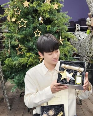 Shin Hyeon-seung Instagram - #선물
⠀
우와아앙!!!!제가 좋아하는 #조말론런던에서 예쁜 향수를 #미리크리스마스 선물로 보내주셨습니당🎁🎁
올 겨울엔 #JoMaloneLondon 향수와 향기로운 추억 많이 만들어볼께요🎄🎄🎄
#감사합니다 @jomalonelondon
⠀
#starlitmandarinhoney #나만의향기 #나만의향수 #thankyou
