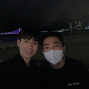 Shin Hyeon-seung Instagram - 시작과 끝과 시작
연예인 매니저로 살아남기!
거기서 만나요☺️