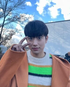 Shin Hyeon-seung Instagram - 너무 행복했던 시간들🥰
좋은 사람들과 함께하면서 많이 사랑받으며 재현이를 만나 행운이었습니다.
(덕분에 현장사진들은 다 뽀짝이..🎈)
별똥별 사랑해 주셔서 감사했습니당🌠🌠
⠀