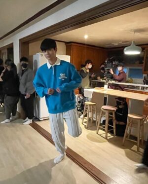 Shin Hyeon-seung Instagram - 너무 행복했던 시간들🥰
좋은 사람들과 함께하면서 많이 사랑받으며 재현이를 만나 행운이었습니다.
(덕분에 현장사진들은 다 뽀짝이..🎈)
별똥별 사랑해 주셔서 감사했습니당🌠🌠
⠀