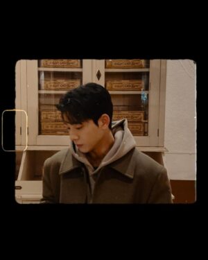 Shin Yong-seok Instagram - 00시부터 행복한 올 해 이브🎄