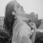 Shirley Setia Instagram - A black & white worlddd 🤍 Kya lagta hai meri saree kounse colour ki hai? 😋 Beautifully captured by my friend @afrographer Makeup & hair by the beautiful @athirathakkar Saree draped by @afrographer’s mummyyy 🙈 thankyouu for the pulav auntyyy! Mumbai, Maharashtra