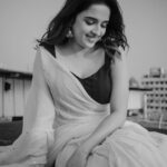 Shirley Setia Instagram - A black & white worlddd 🤍 Kya lagta hai meri saree kounse colour ki hai? 😋 Beautifully captured by my friend @afrographer Makeup & hair by the beautiful @athirathakkar Saree draped by @afrographer’s mummyyy 🙈 thankyouu for the pulav auntyyy! Mumbai, Maharashtra
