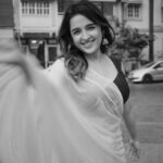 Shirley Setia Instagram - A black & white worlddd 🤍 Kya lagta hai meri saree kounse colour ki hai? 😋 Beautifully captured by my friend @afrographer Makeup & hair by the beautiful @athirathakkar Saree draped by @afrographer’s mummyyy 🙈 thankyouu for the pulav auntyyy! Mumbai, Maharashtra