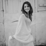 Shirley Setia Instagram - A black & white worlddd 🤍 Kya lagta hai meri saree kounse colour ki hai? 😋 Beautifully captured by my friend @afrographer Makeup & hair by the beautiful @athirathakkar Saree draped by @afrographer’s mummyyy 🙈 thankyouu for the pulav auntyyy! Mumbai, Maharashtra