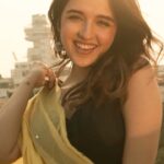 Shirley Setia Instagram - Sunkisseddd yellowww 💛 🎥 : @afrographer 💄 : @athirathakkar #shirleysetia #trendingreels #reelitfeelit Mumbai, Maharashtra