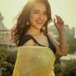 Shirley Setia Instagram - Be your own happiness 😃💘 Alsoo, since im still recovering from the viral, i have tonnes of time.. lil chit chat ho jaye, in the comments? 💛 📸 : @afrographer 💄: @athirathakkar Mumbai, Maharashtra