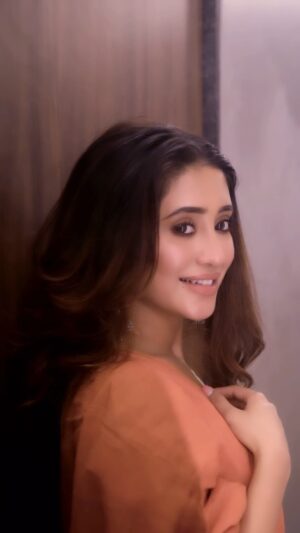 Shivangi Joshi Instagram - Jaagi hoon, Na soyi hoon
Khayalon mein tere, khoyi hoon🤍