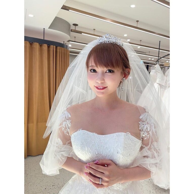 Shoko Nakagawa Instagram - ウエディングドレスの試着に来ました foursisさんのドレス！ ラプンツェルみたいなラベンダーのドレス着るのがずっと夢でした、、！ #ドレス #ウェディング #dress #wedding #中川翔子 #しょこたん
