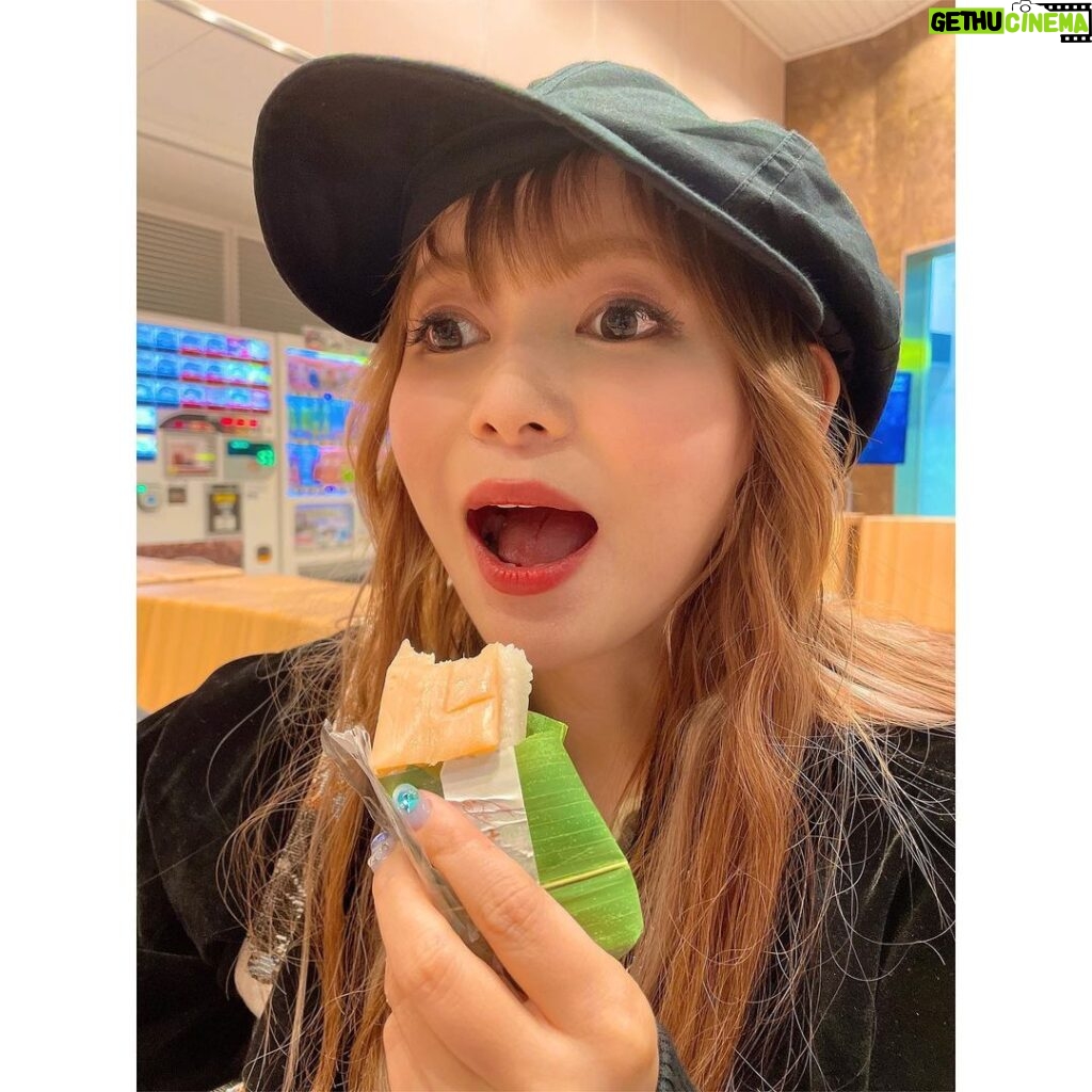 Shoko Nakagawa Instagram - これをこうしてからの追撃でこう #富山 #鱒寿司 #寿司 #sushi #食べ物 #food